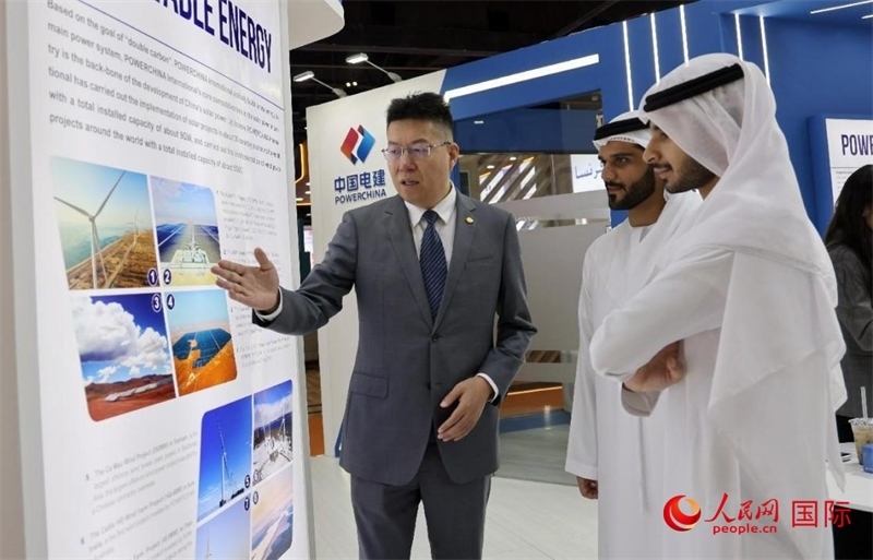 中國(guó)電建中東北非區(qū)域總部負(fù)責(zé)人向觀(guān)眾介紹公司承建的可再生能源項(xiàng)目。人民網(wǎng)記者 管克江攝