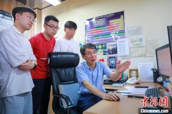 薛其坤在指導學生。 (受訪者供圖)