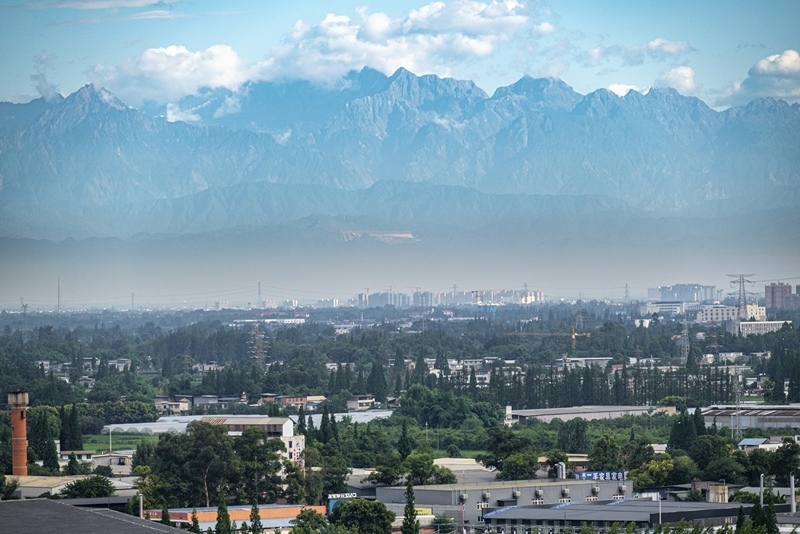 2024年7月1日，成都天氣晴好，遠(yuǎn)處雪山清晰可見。