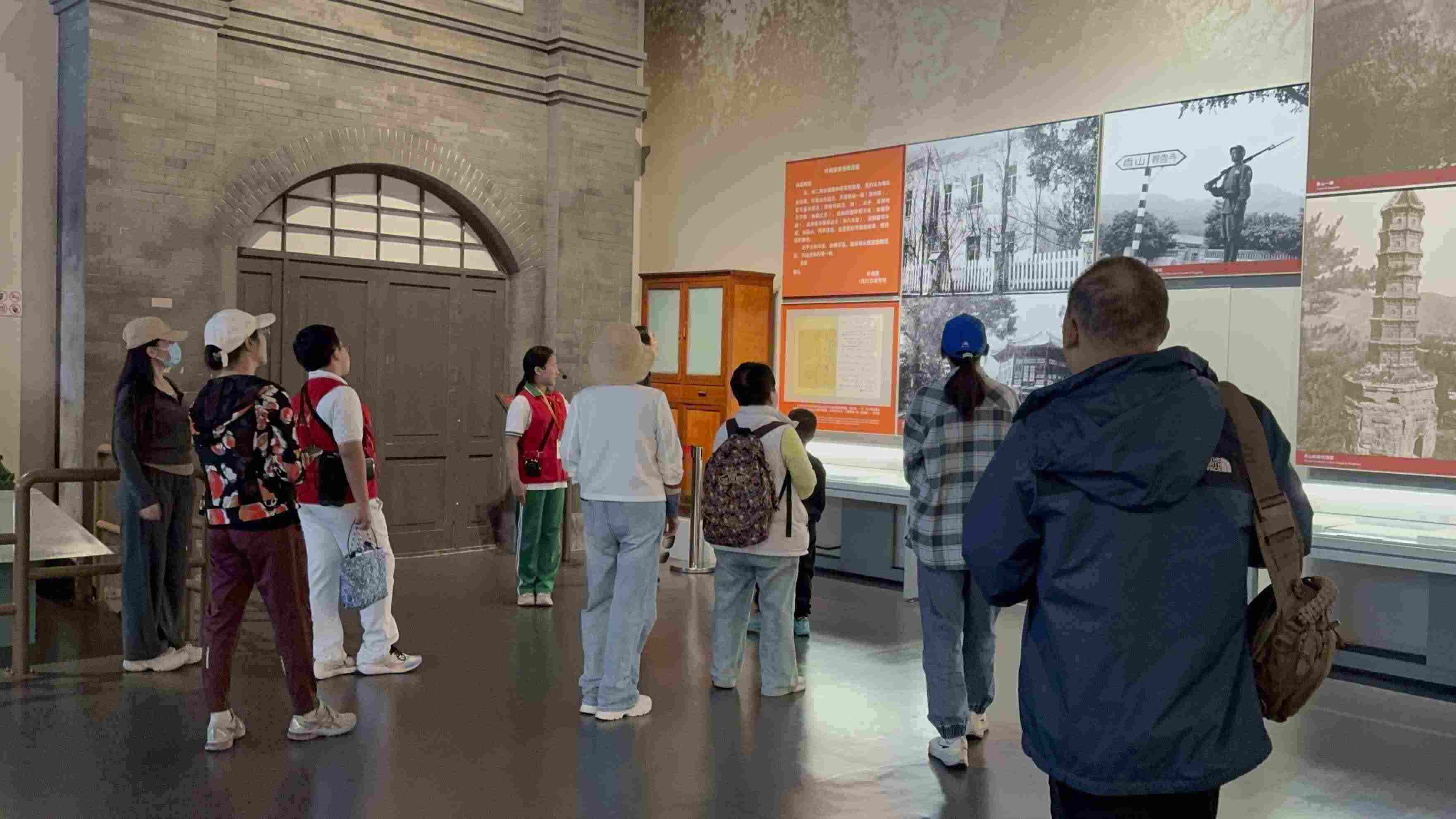 10月4日，北京香山革命紀(jì)念館內(nèi)，一名“紅領(lǐng)巾志愿者”正在為參觀者講解。人民網(wǎng)記者 劉微攝