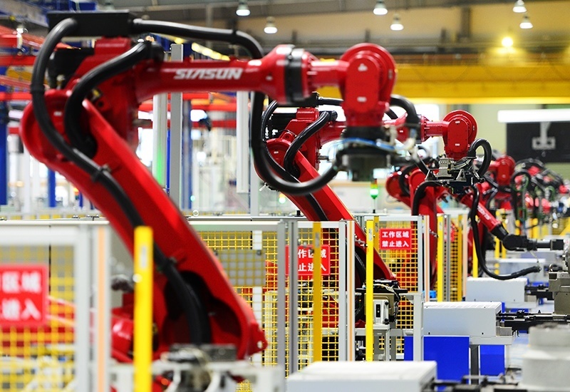 2019年11月22日，沈陽，一家數(shù)字化智能工廠內(nèi)，名為SR210的機器人正在自主地抓取各種零部件，快速組裝稍小的工業(yè)機器人。