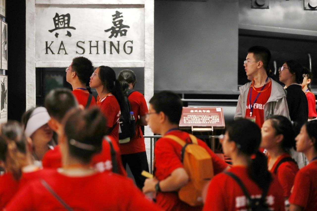 青少年參觀嘉興市南湖革命紀(jì)念館。拍友 金鵬 攝