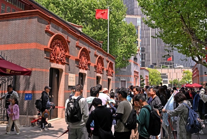 2024年5月3日，游客在位于上海的中共一大會(huì)址前參觀。新華社記者 劉穎 攝