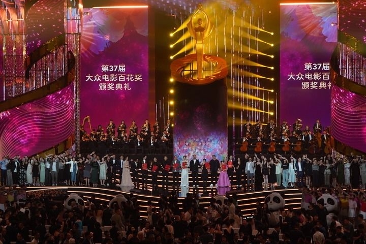 2024年8月4日，在四川成都，第37屆大眾電影百花獎(jiǎng)獲獎(jiǎng)?wù)吆痛蟊娫u(píng)審在舞臺(tái)上合影。新華社記者 唐文豪 攝