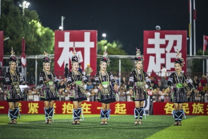 2024年9月28日，榕江縣侗族大歌隊(duì)的演員們?cè)凇按宄弊闱驁錾媳硌?。?dāng)日，“發(fā)現(xiàn)中國之美·相約貴州村超”國際友誼賽在貴州省黔東南苗族侗族自治州榕江縣的“村超”足球場舉行。新華社記者 陶亮 攝