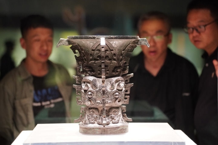 2024年5月9日，游客在陜西寶雞青銅器博物院內(nèi)參觀西周文物何尊。新華社記者 邵瑞 攝