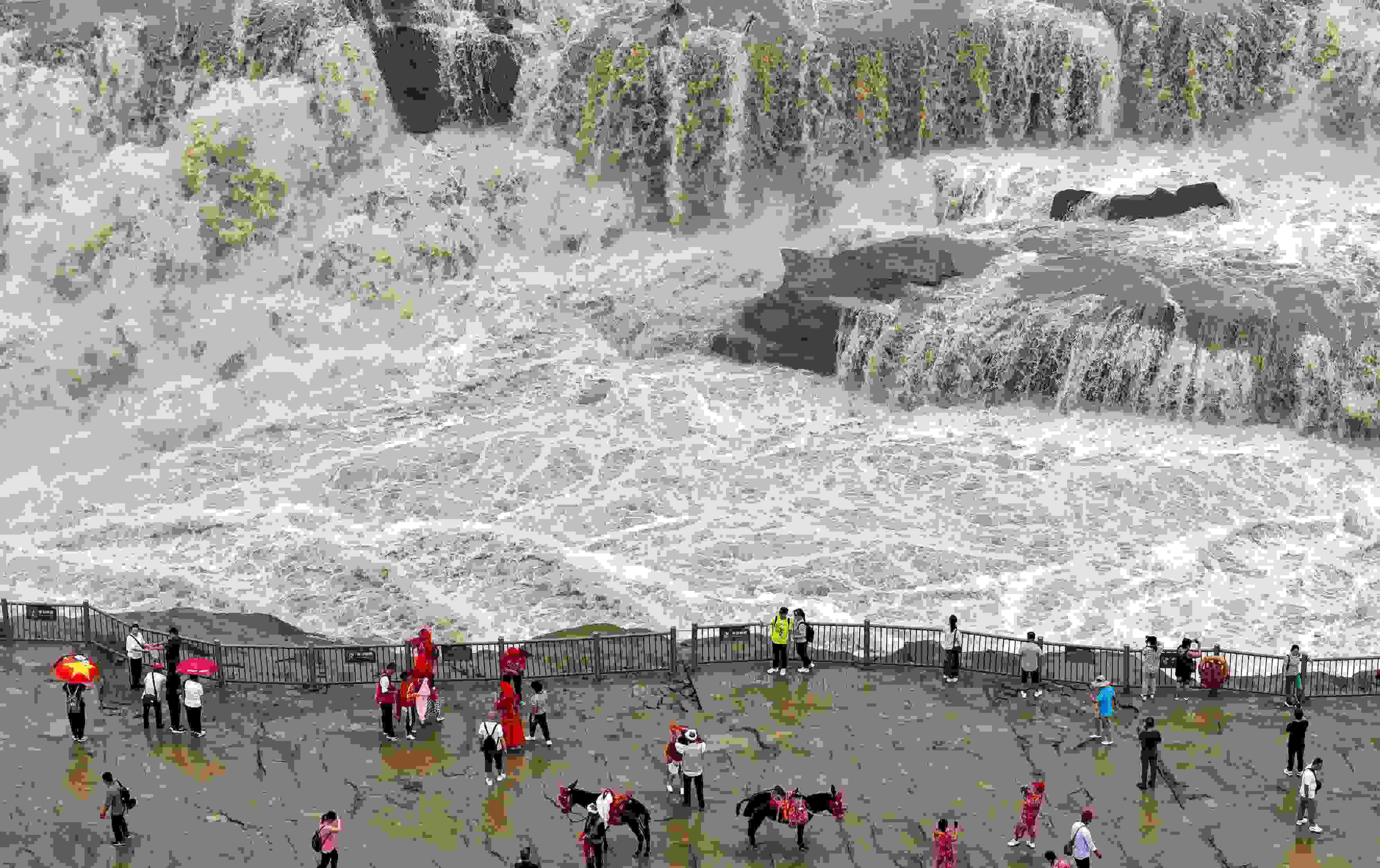 △2024年9月，游客在黃河壺口瀑布景區(qū)游覽。