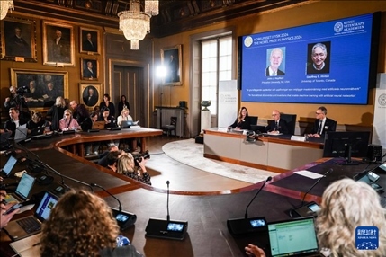 10月8日，在瑞典斯德哥爾摩舉行的2024年諾貝爾物理學(xué)獎公布現(xiàn)場，屏幕顯示獎項得主美國普林斯頓大學(xué)的約翰·霍普菲爾德和加拿大多倫多大學(xué)的杰弗里·欣頓。新華社記者 彭子洋 攝