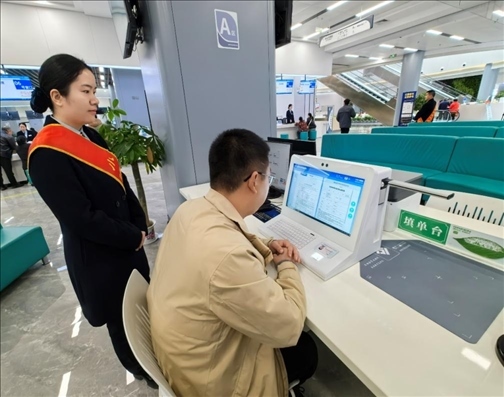 湖北省赤壁市市民在辦事人員的指導(dǎo)下填寫相關(guān)信息。圖片來源：人民網(wǎng)湖北頻道