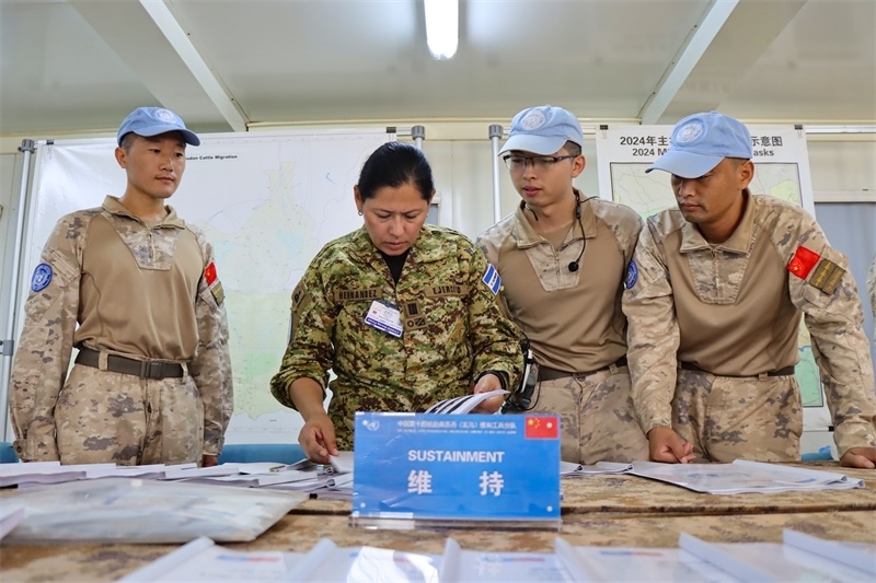 圖2-評估組對分隊軟件進行檢查（馬騫攝）