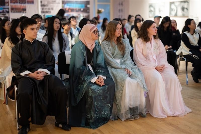 參加《時光流韻·中國戲劇藝術(shù)服飾展》的中國文化愛好者。 斯德哥爾摩中國文化中心供圖