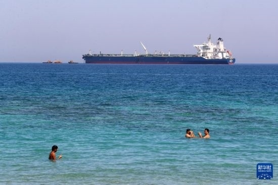 這是10月8日在埃及蘇伊士灣拍攝的行駛中的船只。新華社記者 隋先凱 攝