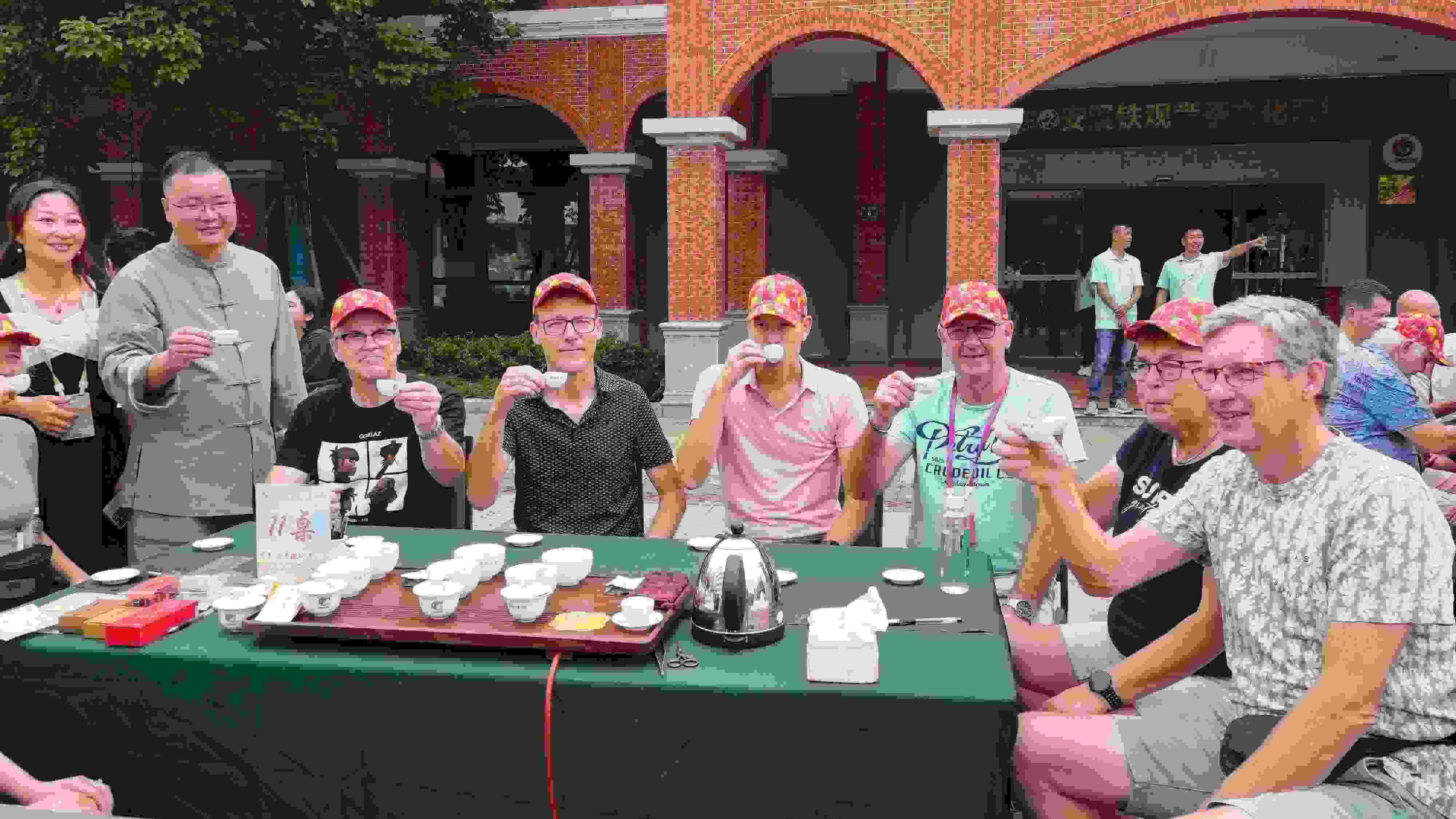 2023年10月4日，福建泉州，外國人品中國茶。