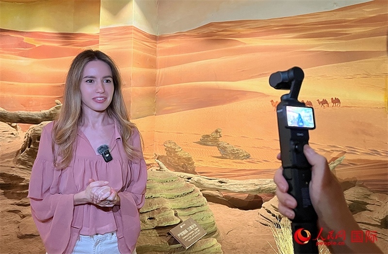 麗娜在吐魯番坎兒井源景區(qū)錄制視頻。人民網(wǎng)記者 曾書柔攝