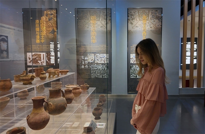 麗娜在吐魯番博物館參觀。劉妍希攝