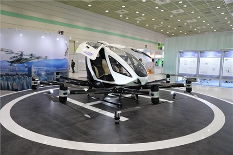 “智慧生活周”博覽會(huì)上展出的低空飛行器。人民網(wǎng)記者 莽九晨攝