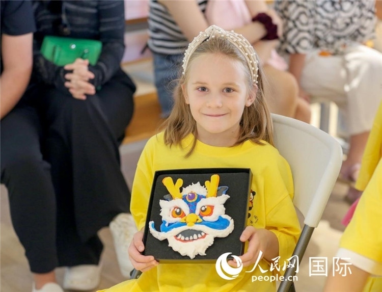 一名中文愛好者手捧生肖畫。人民網(wǎng)中東中心分社塔里克·易卜拉欣攝