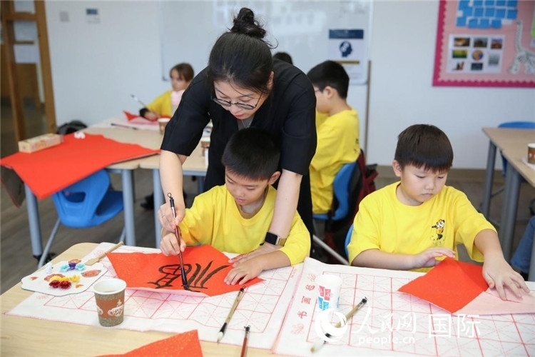 書法課場景。人民網(wǎng)中東中心分社塔里克·易卜拉欣攝