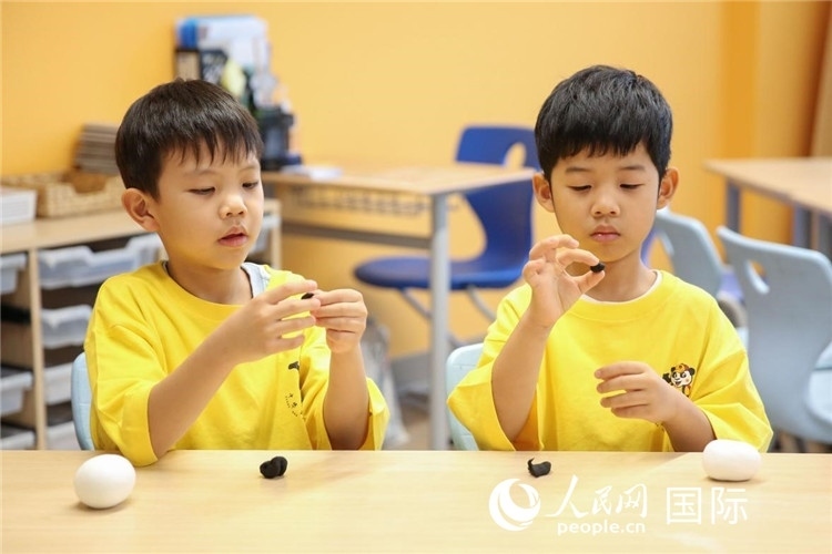 做手工。人民網(wǎng)中東中心分社塔里克·易卜拉欣攝