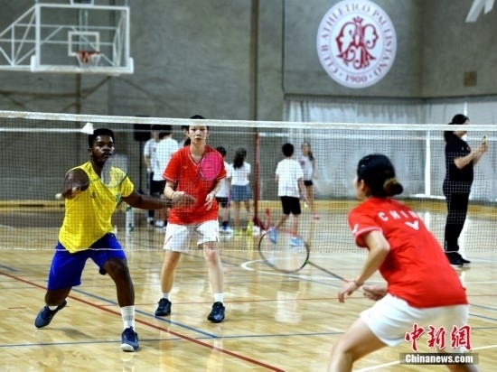 當?shù)貢r間10月12日，巴西圣保羅，中國高校羽毛球代表團和巴西羽毛球協(xié)會運動員切磋球技。 