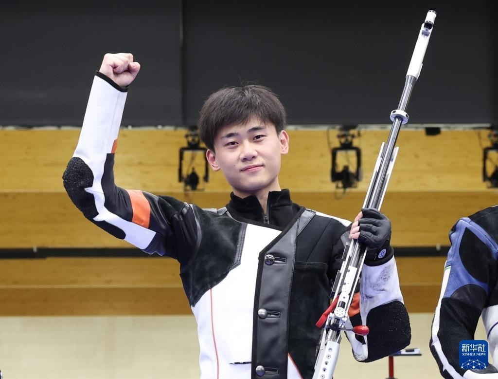 8月1日，在法國(guó)沙托魯舉行的巴黎奧運(yùn)會(huì)射擊男子50米步槍三姿決賽中，中國(guó)選手劉宇坤奪得冠軍。圖為劉宇坤在奪冠后慶祝。新華社記者 張帆 攝