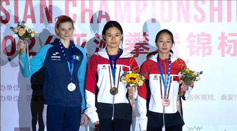 女子速度項目蒙世雪（中）奪冠，周婭菲（右）獲季軍。主辦方供圖