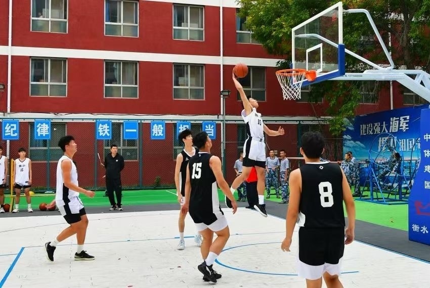 全天候室外運動木地板籃球場上精彩激烈的籃球賽。 主辦方供圖