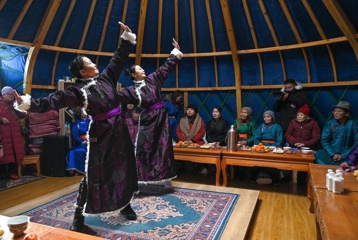 2023年12月21日，烏蘭牧騎隊(duì)員在內(nèi)蒙古阿其圖烏拉蘇木進(jìn)行舞蹈表演。