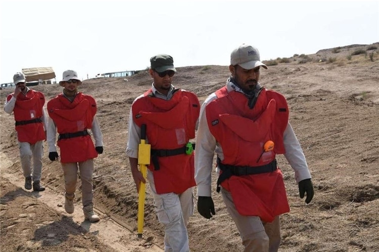 工作人員前往排雷。中國(guó)海油供圖