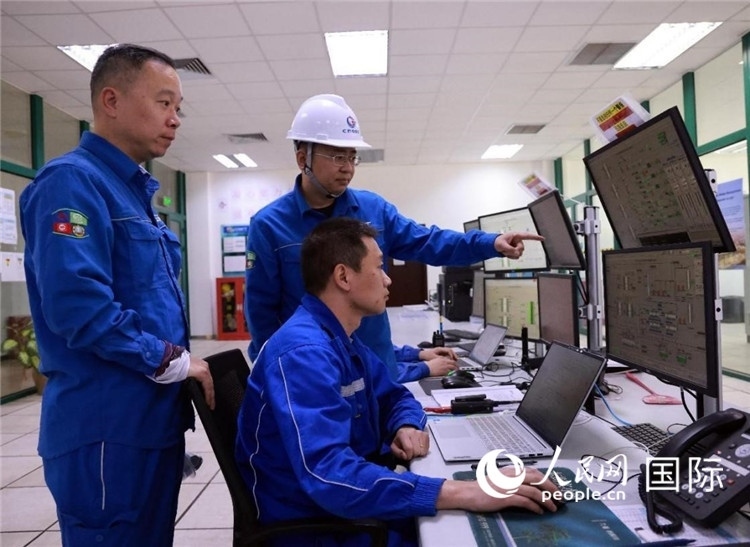 工作人員在一體化終端中央控制室工作。人民網(wǎng)記者管克江攝