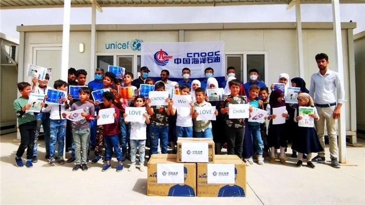 慰問當(dāng)?shù)貙W(xué)校。中國(guó)海油供圖