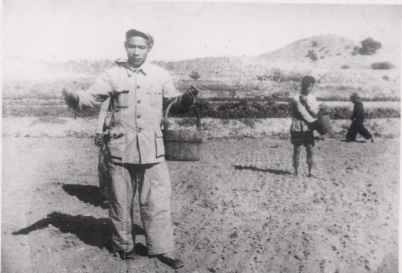 谷文昌（左）在田間與農民一起勞動（資料照片）。