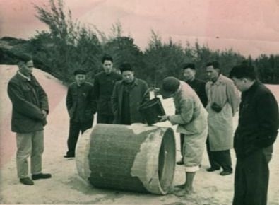 谷文昌（左一）與工程技術人員解決地下水供給（資料照片）。谷文昌帶領群眾修建了22座水庫和705處永久性水利工程，緩解了東山縣水資源極度缺乏的難題。