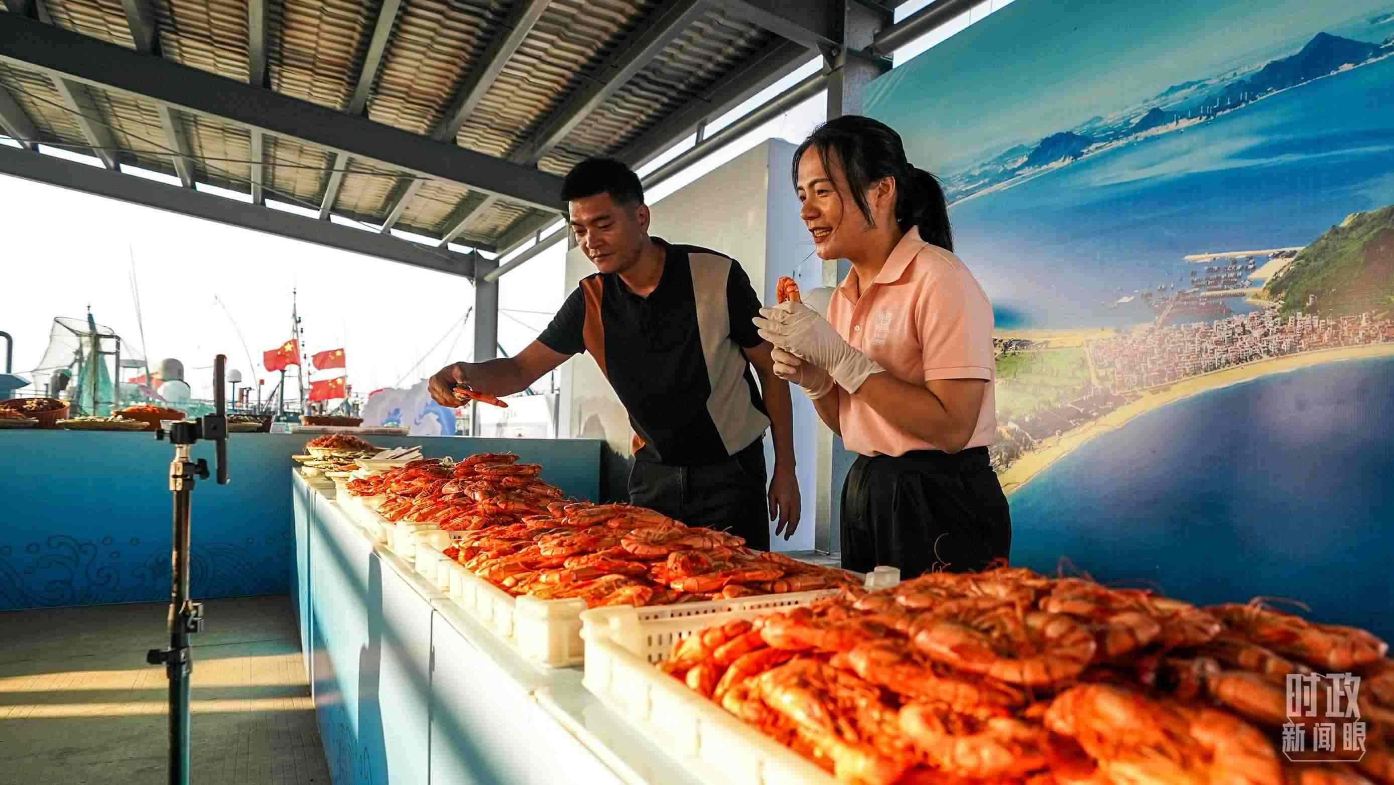 △正在直播賣貨的澳角村村民。（總臺記者李晉拍攝）