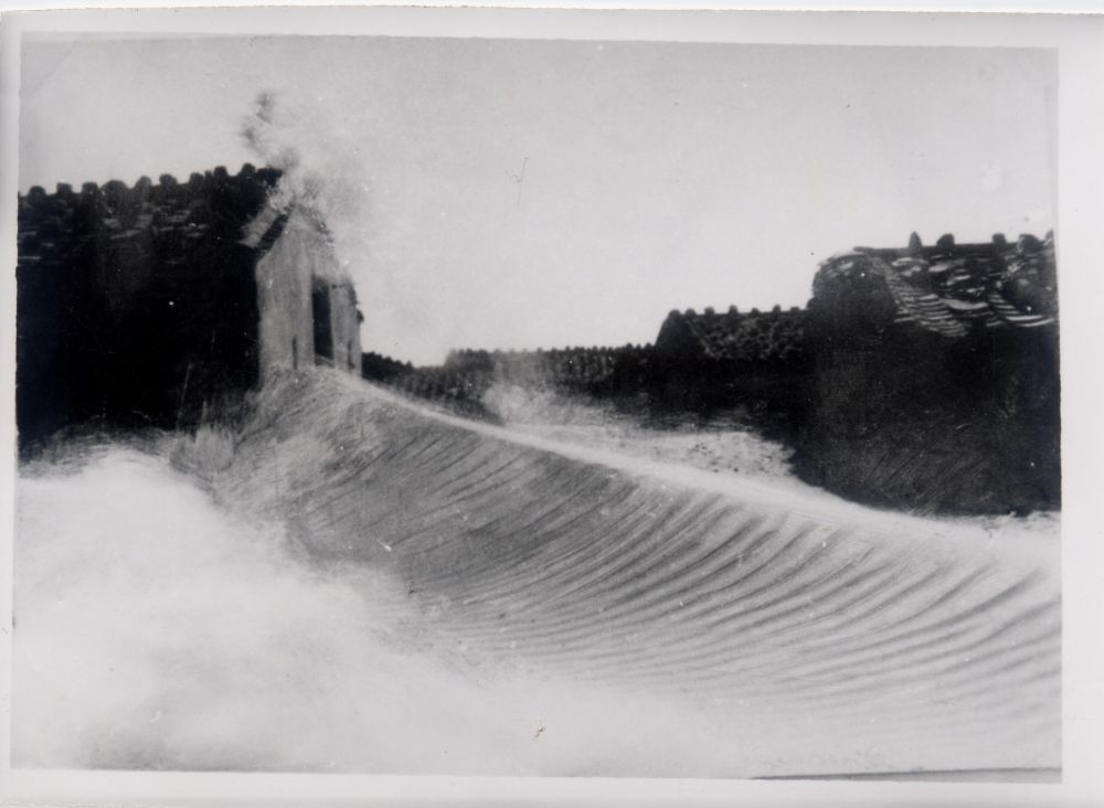 昔日的東山島風沙掩埋部分村民村舍（資料照片）。