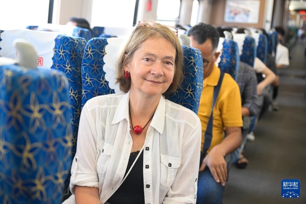 這是10月12日在老撾拍攝的中老鐵路C98列車上的一名乘客。新華社記者 程一恒 攝