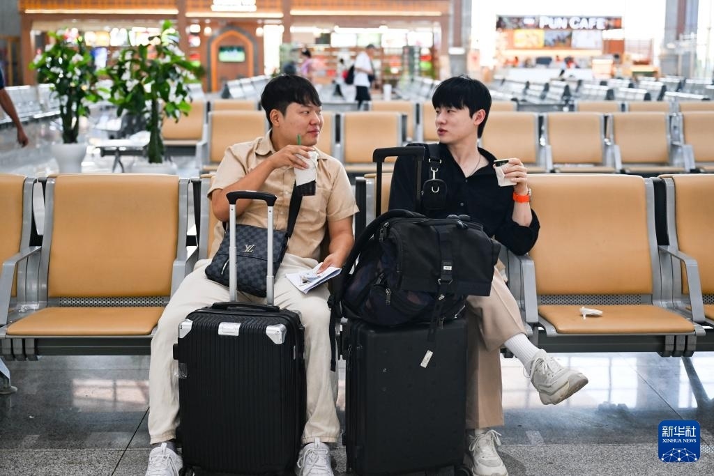 10月12日，在老撾萬象中老鐵路萬象站候車廳，兩名乘客在等候列車。新華社記者 程一恒 攝