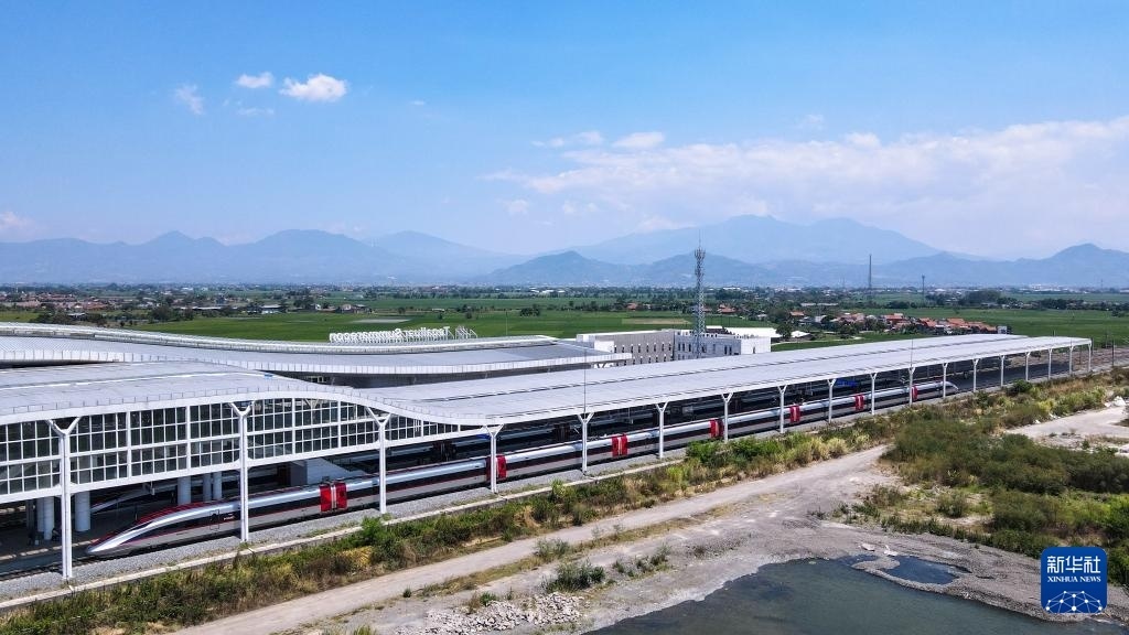 9月13日，在印度尼西亞萬隆德卡魯爾站，雅萬高鐵高速動車組列車?？吭谡九_上（無人機照片）。新華社記者 徐欽 攝