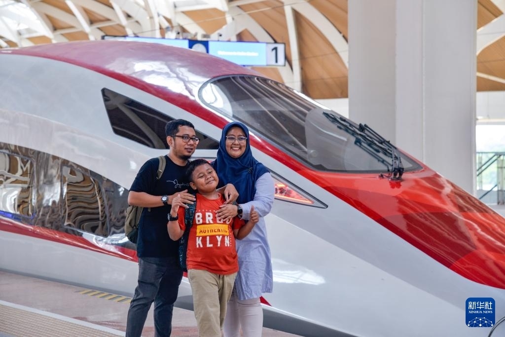 4月17日，在印度尼西亞雅加達哈利姆站站臺，乘客和雅萬高鐵高速動車組列車合影。新華社記者 徐欽 攝
