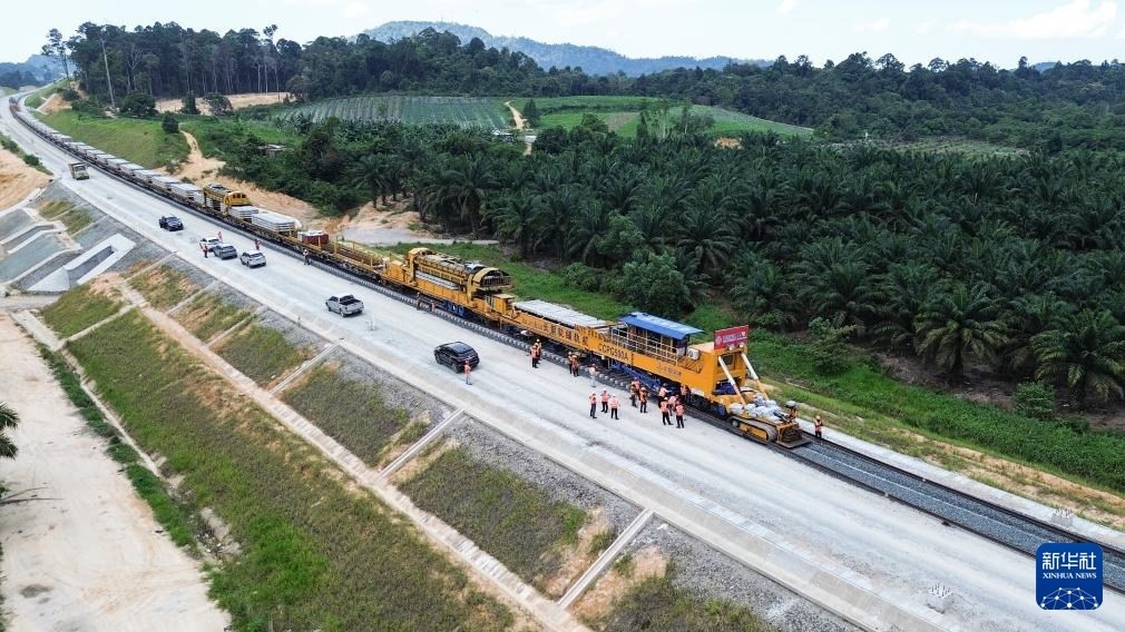 這是5月6日在馬來西亞彭亨州航拍的馬東鐵項目的鋪軌現(xiàn)場。新華社記者 程一恒 攝