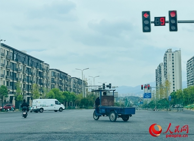 長富大道與文化中心東路三岔路口車輛混行（9月19日拍攝）。人民網記者 帥筠攝