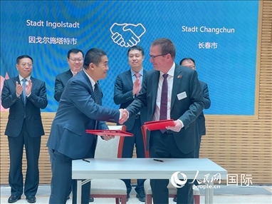 （10月16日，第十屆巴伐利亞中國日在慕尼黑舉行。圖為簽約儀式現(xiàn)場。人民網(wǎng)記者劉赫攝）