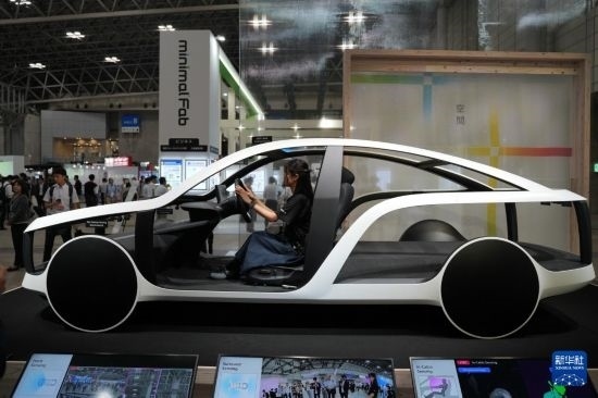 這是10月17日在日本千葉縣舉行的日本高新技術(shù)博覽會上拍攝的，索尼公司展示的概念車模型。新華社記者 錢錚 攝