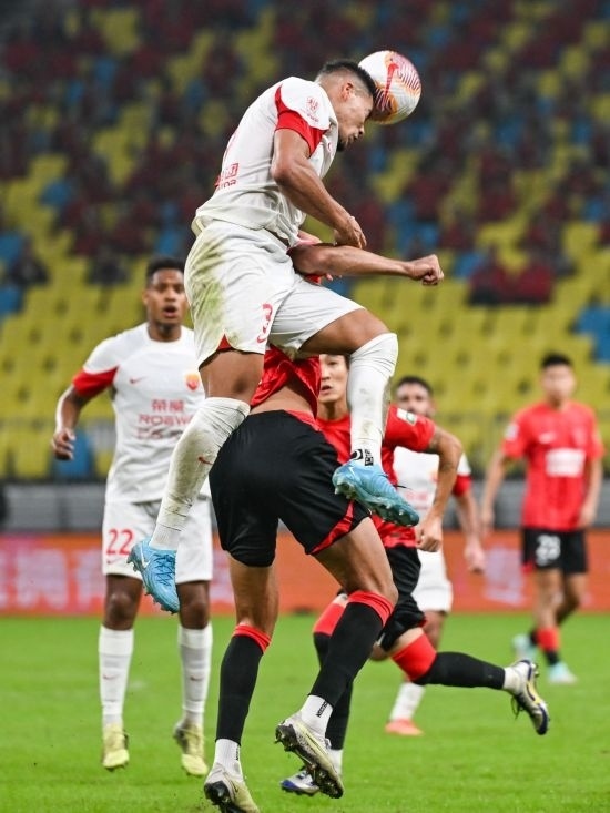 10月18日，上海海港隊球員蔣光太（上）在比賽中和成都蓉城隊球員費利佩（下）爭頂。新華社記者 王曦 攝