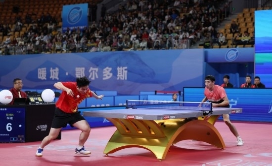 10月18日，上海隊(duì)選手樊振東（左）在單打比賽中發(fā)球。他3:2戰(zhàn)勝福建隊(duì)選手程靖淇。新華社記者 王楷焱 攝