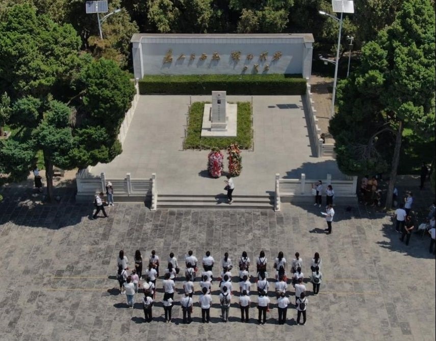 2021年6月24日，參觀者在位于河南省蘭考縣的焦裕祿紀(jì)念園瞻仰焦裕祿烈士墓（無(wú)人機(jī)照片）。新華社記者 李安 攝