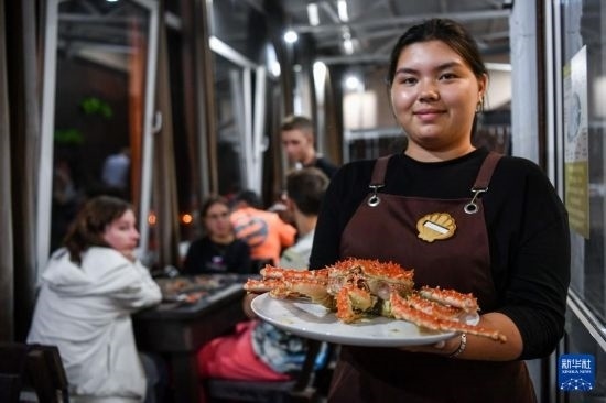 9月2日，俄羅斯符拉迪沃斯托克一家餐館的服務(wù)員在展示帝王蟹。新華社記者 曹陽 攝