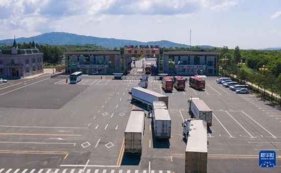 2019年6月22日，往返于中國和俄羅斯的貨車在中俄琿春口岸前排隊(duì)等待通關(guān)（無人機(jī)照片）。