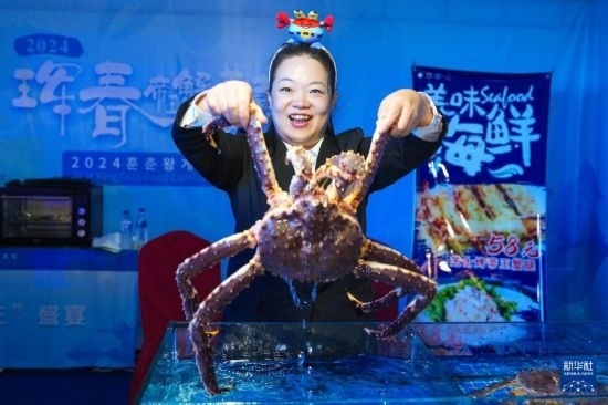 9月19日，在吉林省琿春市，商家在展示售賣的帝王蟹。新華社記者 許暢 攝