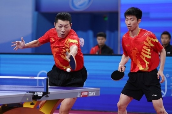 10月18日，上海隊(duì)組合許昕（左）/周愷在雙打比賽中。他們3:0戰(zhàn)勝福建隊(duì)組合曾蓓勛/陳俊菘。新華社記者 王楷焱 攝